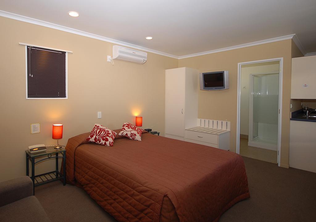 Discovery Motor Motel *
